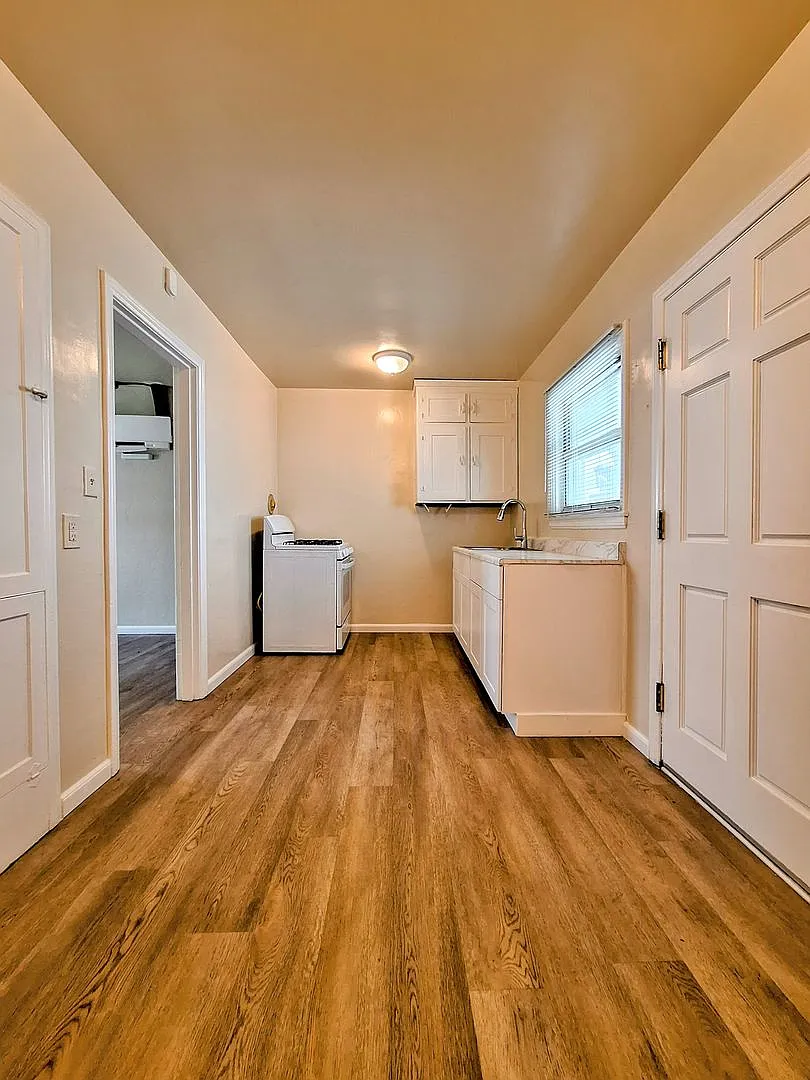 Refurbished 1bd Unit in 4-plex With No Upstairs or Downstairs Neighbors! — Photo 2