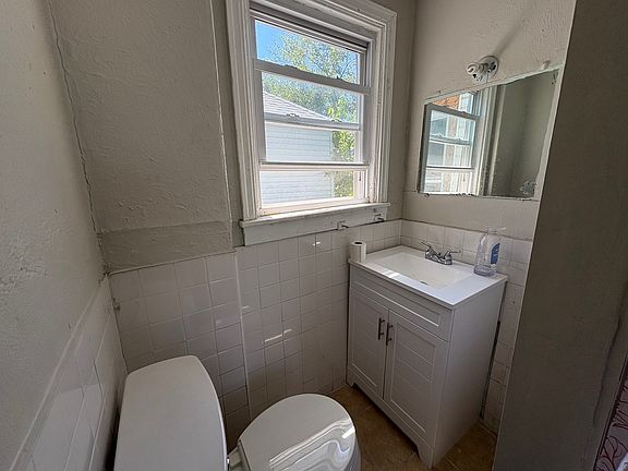 4th image of 207 Dunseith St