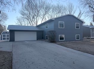 3004 S Greenwood Ave, Sioux Falls, SD 57106
