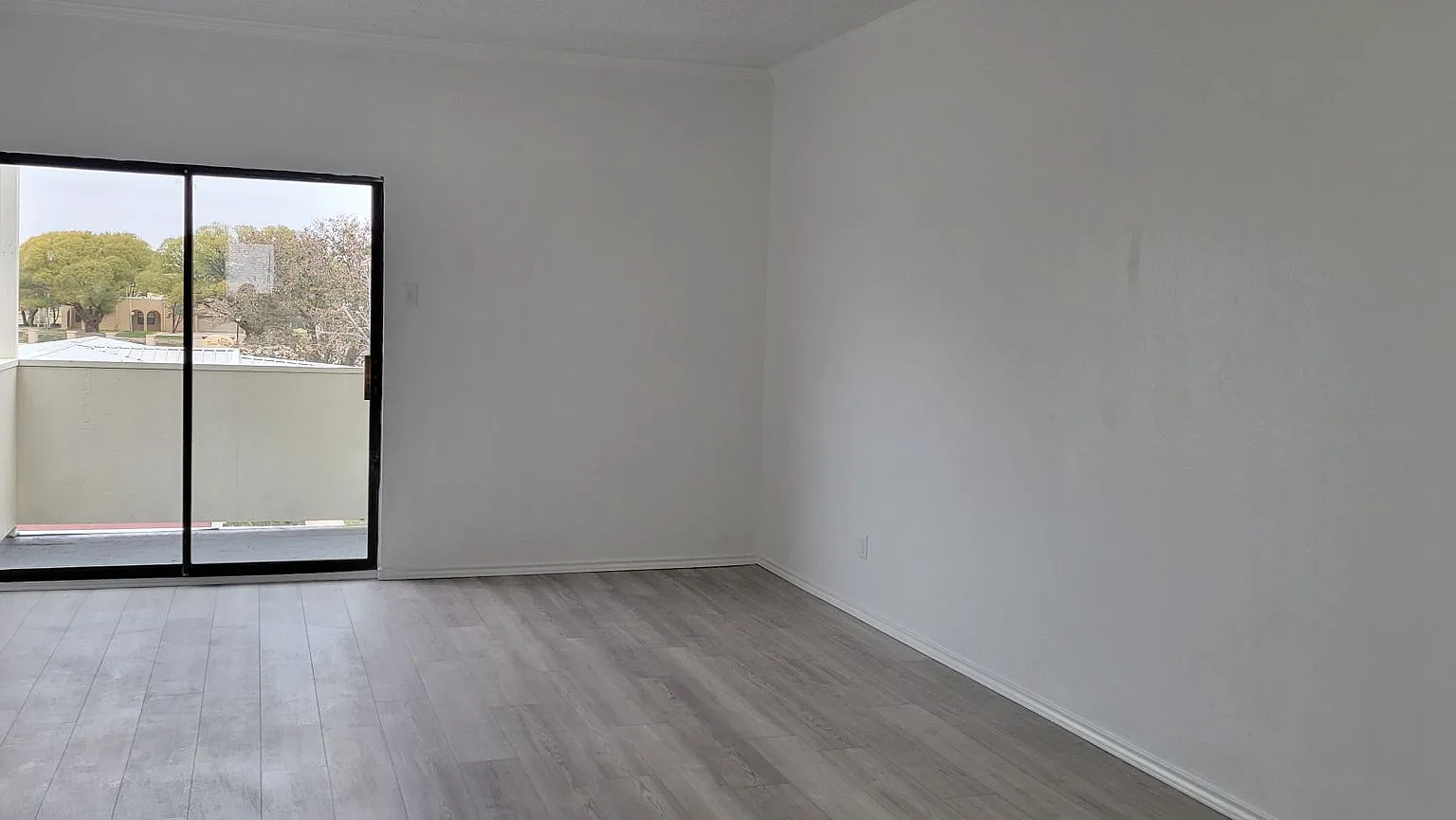 Luxury Large Unit In East Clovis All New Interior — Photo 3