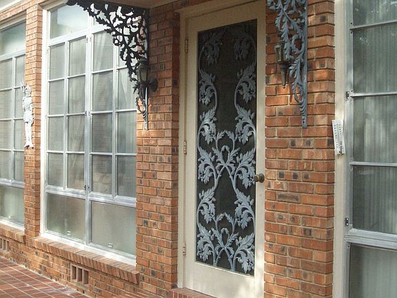Back door to patio, perfect for entertaining!