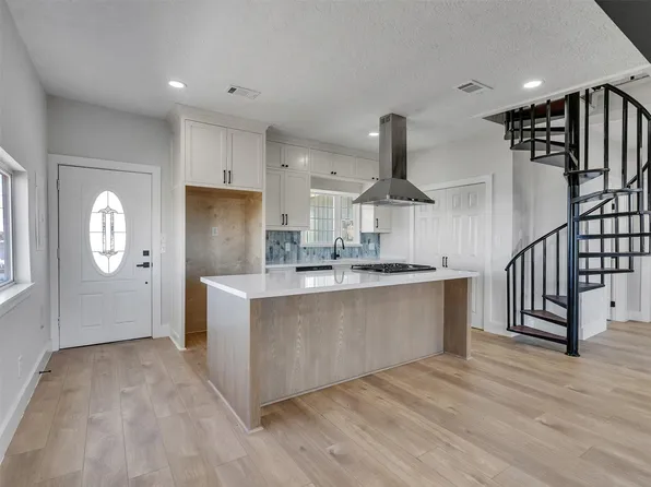 7016 Delesandri Dr, Hitchcock, TX 77563