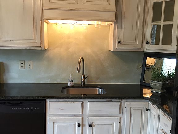 upgraded cabinets w/granite
