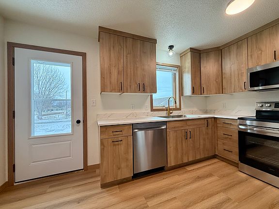 3rd image of 1004 Castlewood Dr