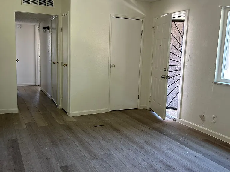 102 E Dakota Ave #B — Photo 2