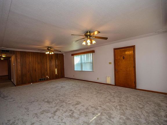 4th image of 405 Curran Ave