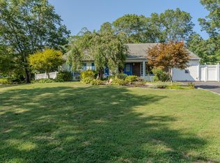 21 Mount Snow Ln, Coram, NY 11727