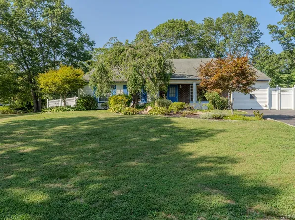 21 Mount Snow Ln, Coram, NY 11727