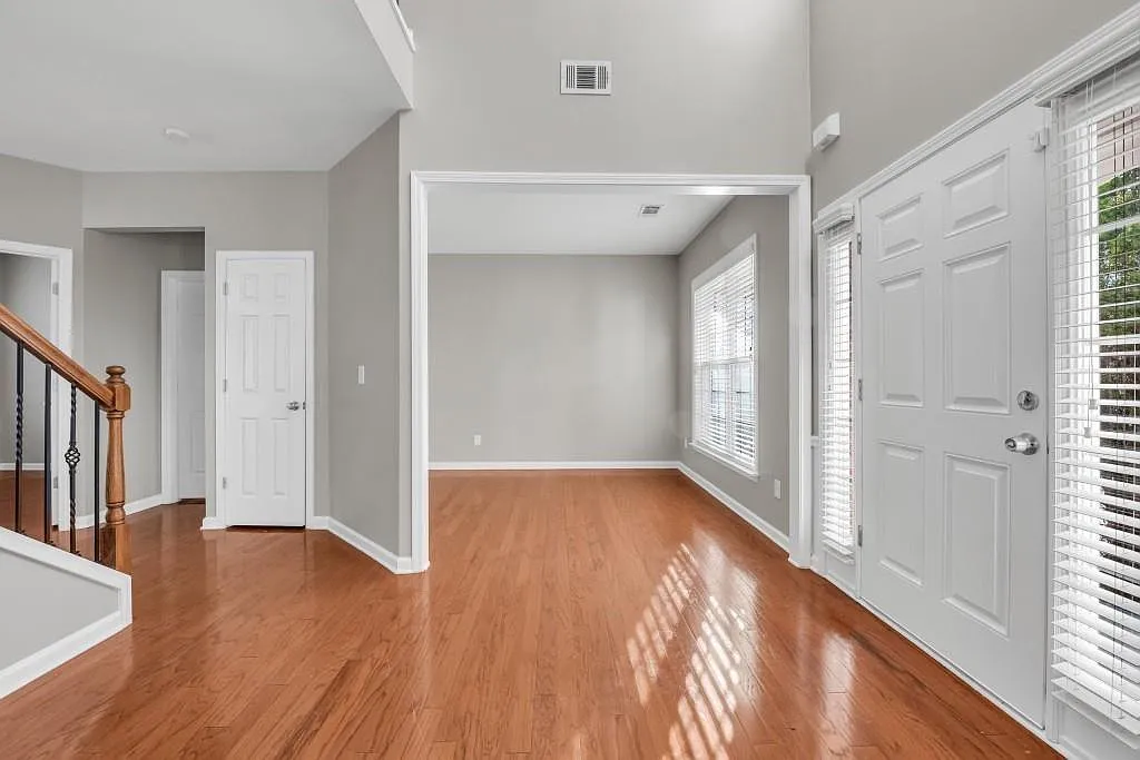 4 bed, 2.5 bath, 2480 sqft, $2,500 — Photo 3