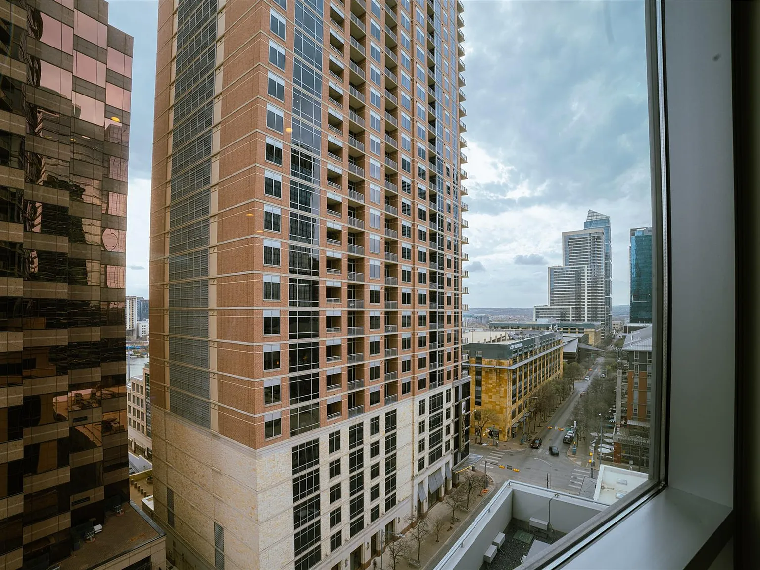 2 bed, 2.0 bath, 1464 sqft, $8,500 — Photo 2