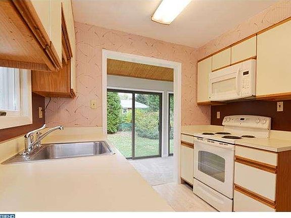 4th image of 103 E Sutton Pl