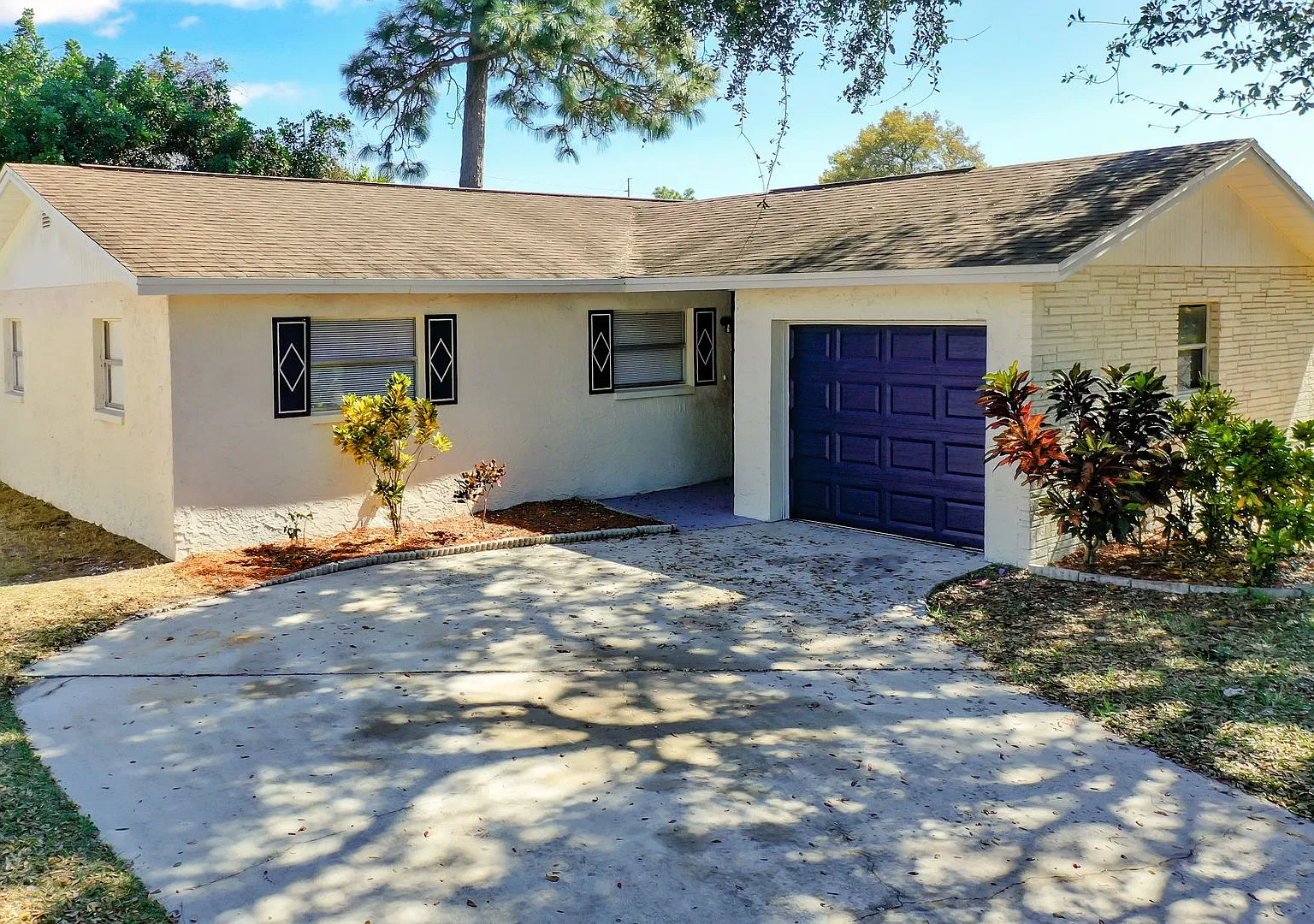 Beautifully Renovated 3-Bedroom Fully Furnished House For Rent! — Photo 3