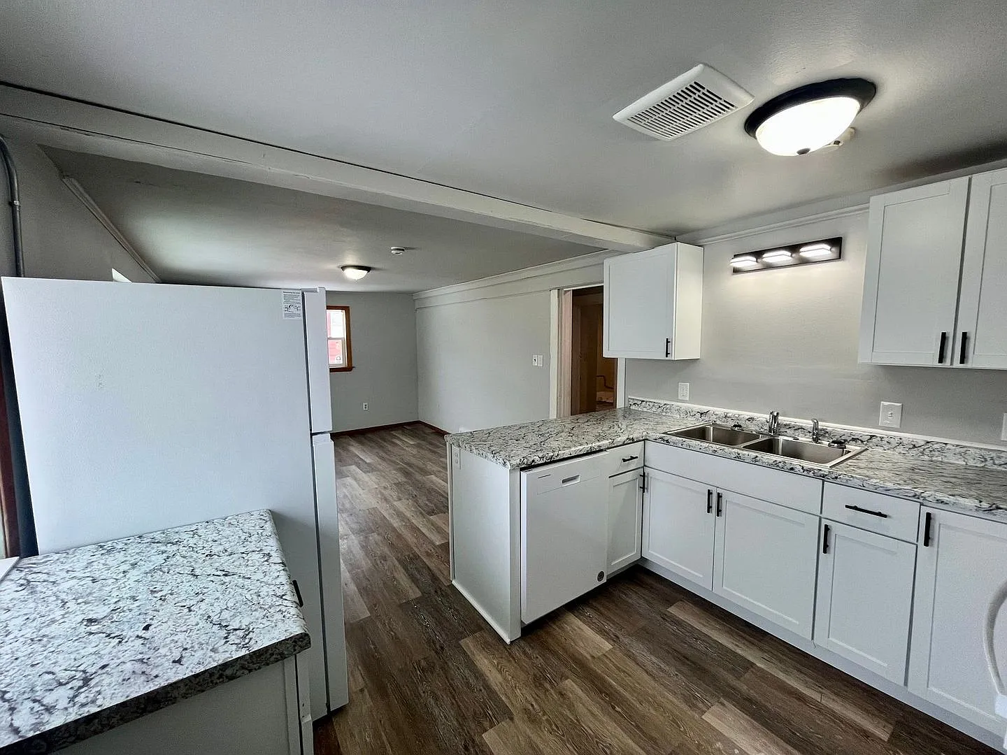 727 Washington St — Photo 3