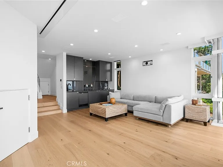 1061 Skyline Dr — Photo 25