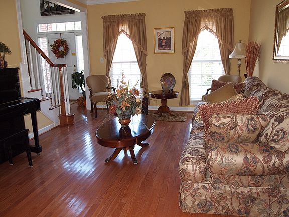 Formal living rm w/hardwoods