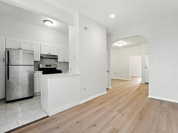 4th image of 136A Clendenny Ave #2