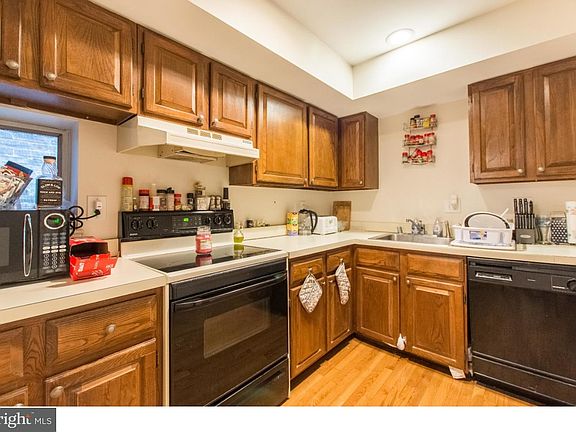 5th image of 717 W 10th St