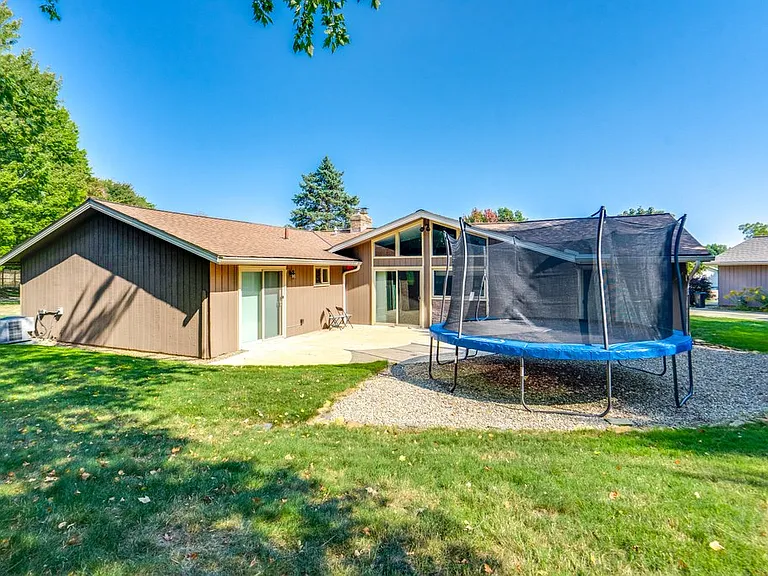 7708 Delaware Dr — Photo 2