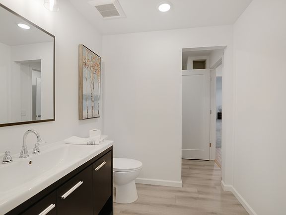 3rd image of 5111 Colonial Dr