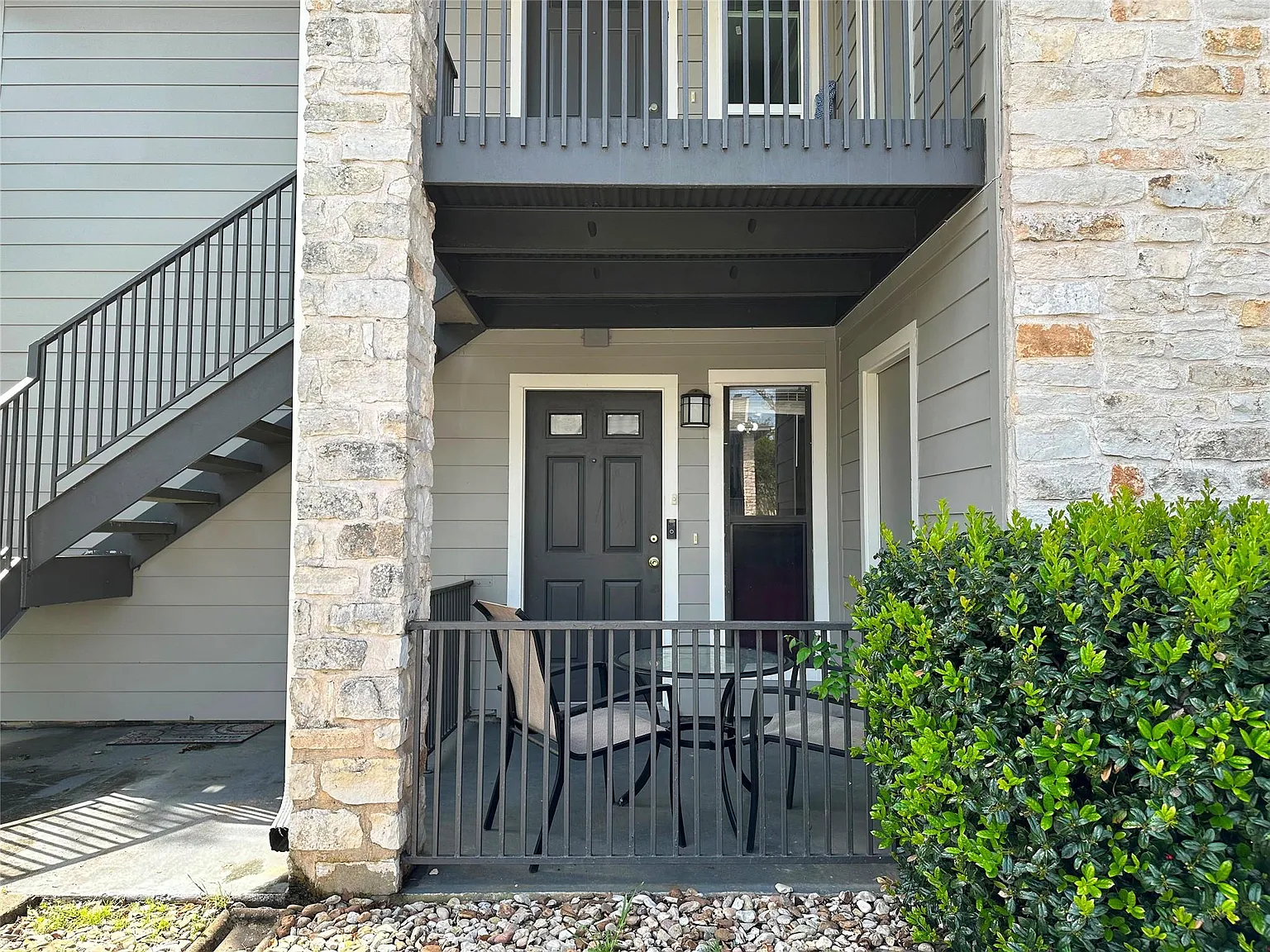 2 bed, 1.0 bath, 796 sqft, $1,250 — Photo 2