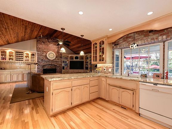 4th image of 2739 Essex Pl