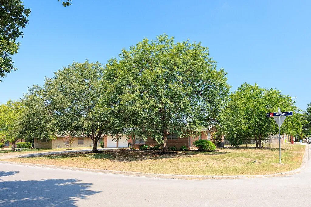Building Photo - 221 Windcrest Dr