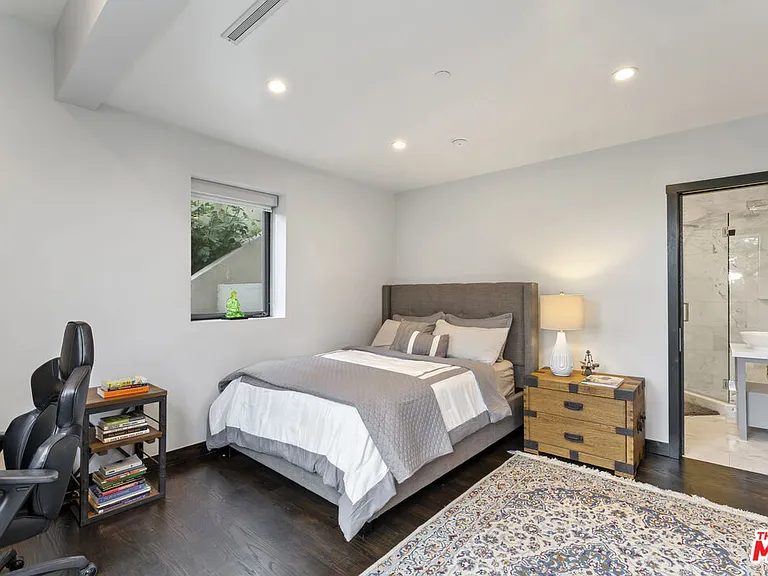 6459 Rodgerton Dr — Photo 36