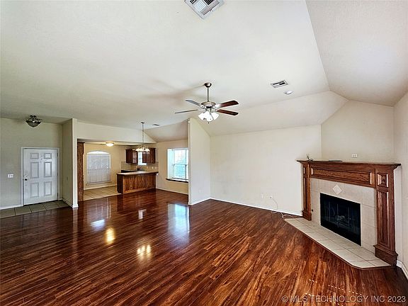 3rd image of 3830 S 201 East Ave