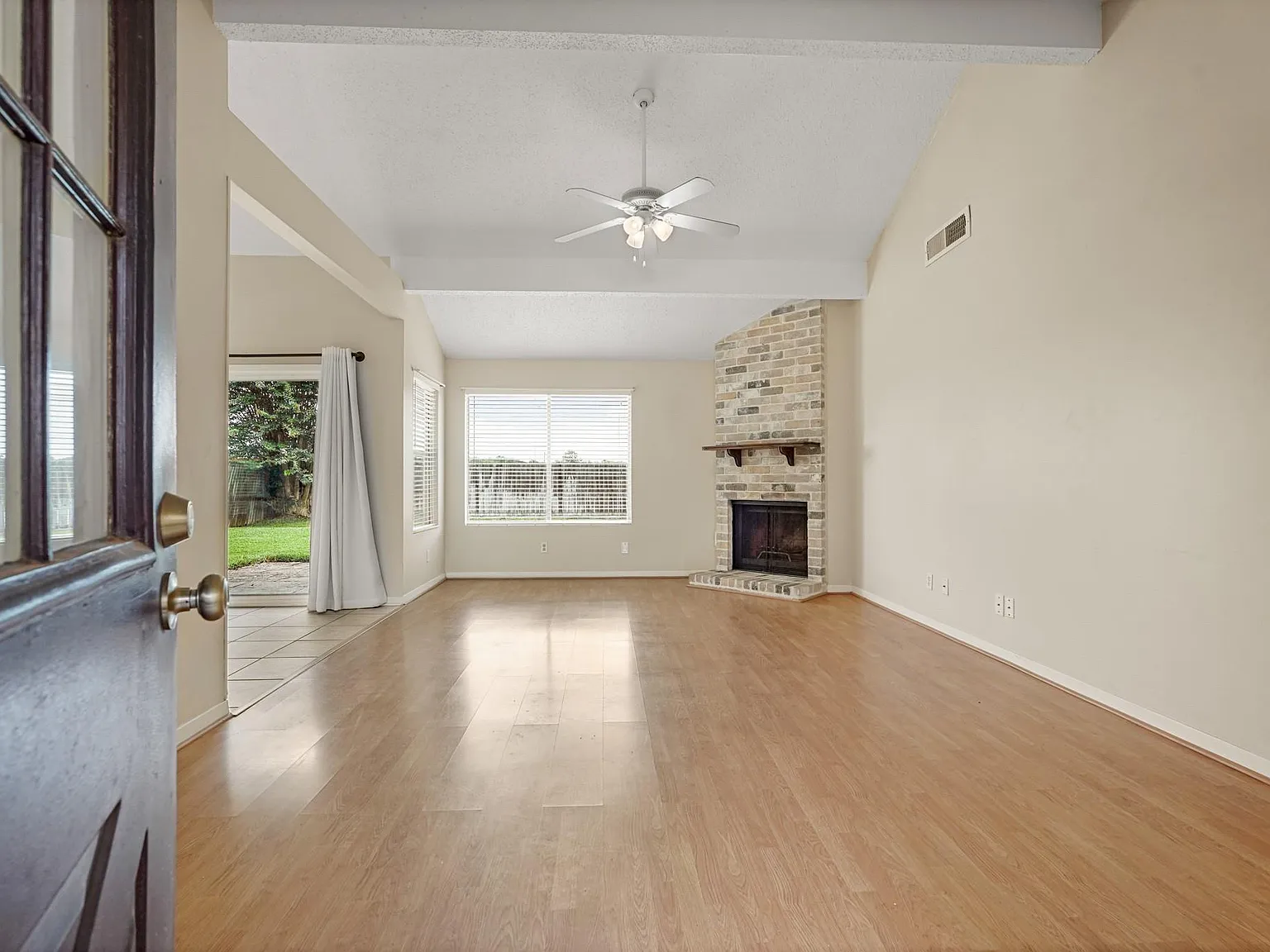 2 bed, 1.0 bath, 1063 sqft, $1,800 — Photo 4
