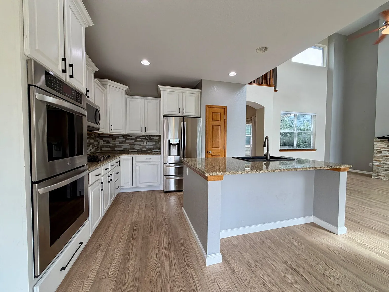 4 bed, 3.5 bath, 4080 sqft, $3,595 — Photo 4
