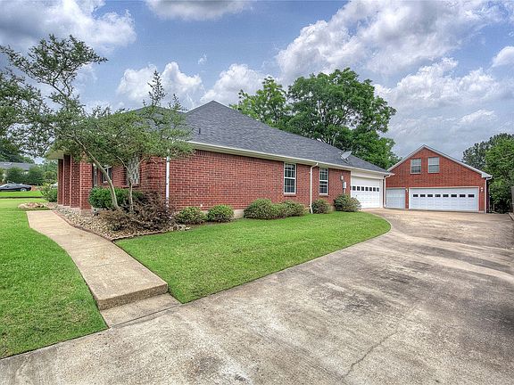 4th image of 900 River Oaks Dr