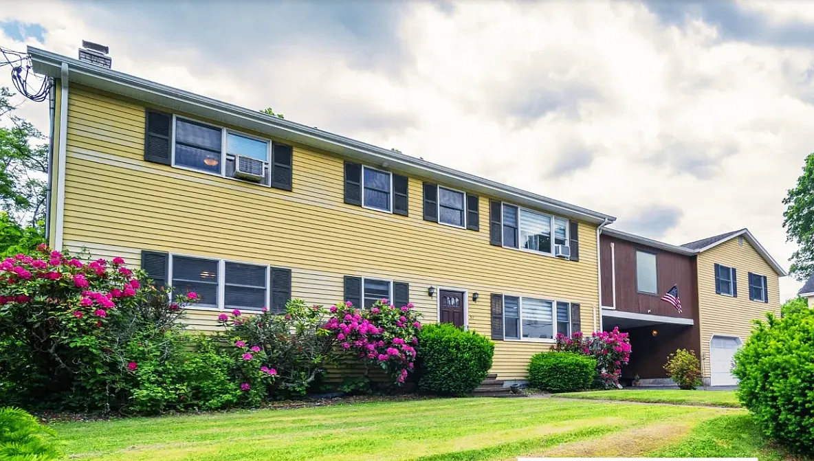 3 bed, 1.5 bath, 1375 sqft, $2,400 — Photo 1