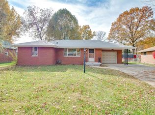 5512 La Motte Ln, Godfrey, IL 62035