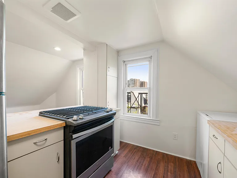 8 Cooper Pl #3 — Photo 6