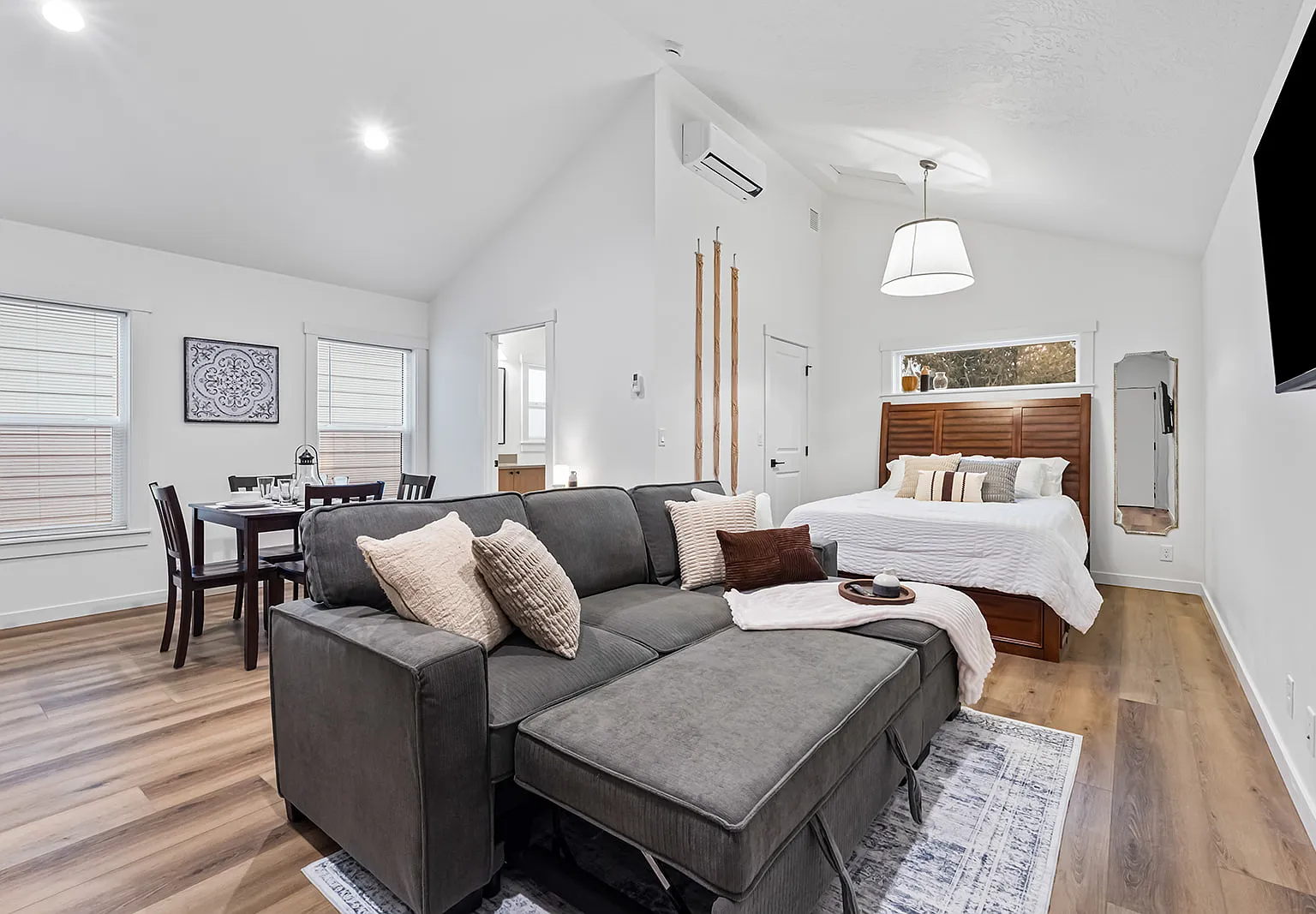 Studio, 600 sqft, $1,899 — Photo 1