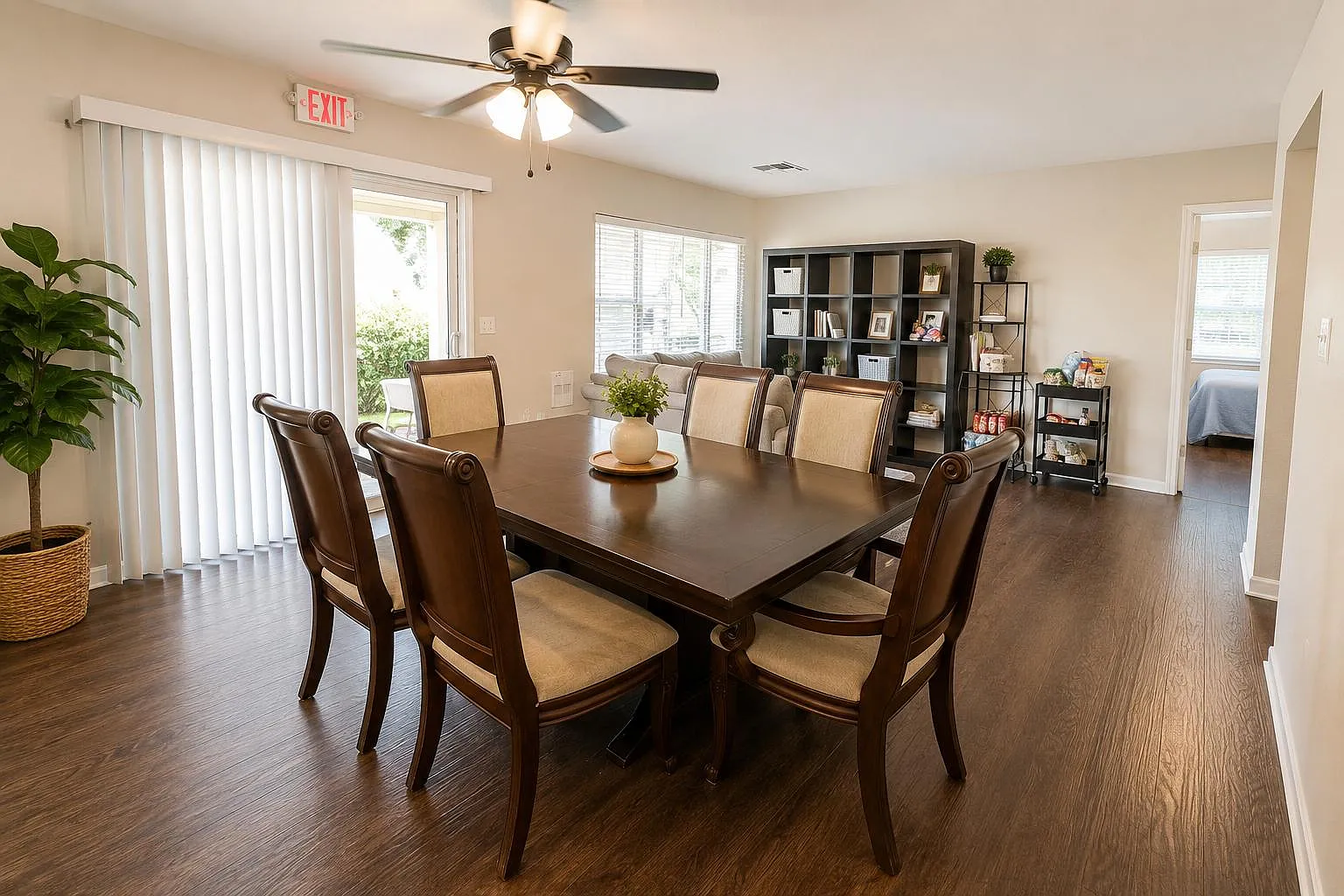 4 bed, 3.0 bath, 3740 sqft, $875 — Photo 2