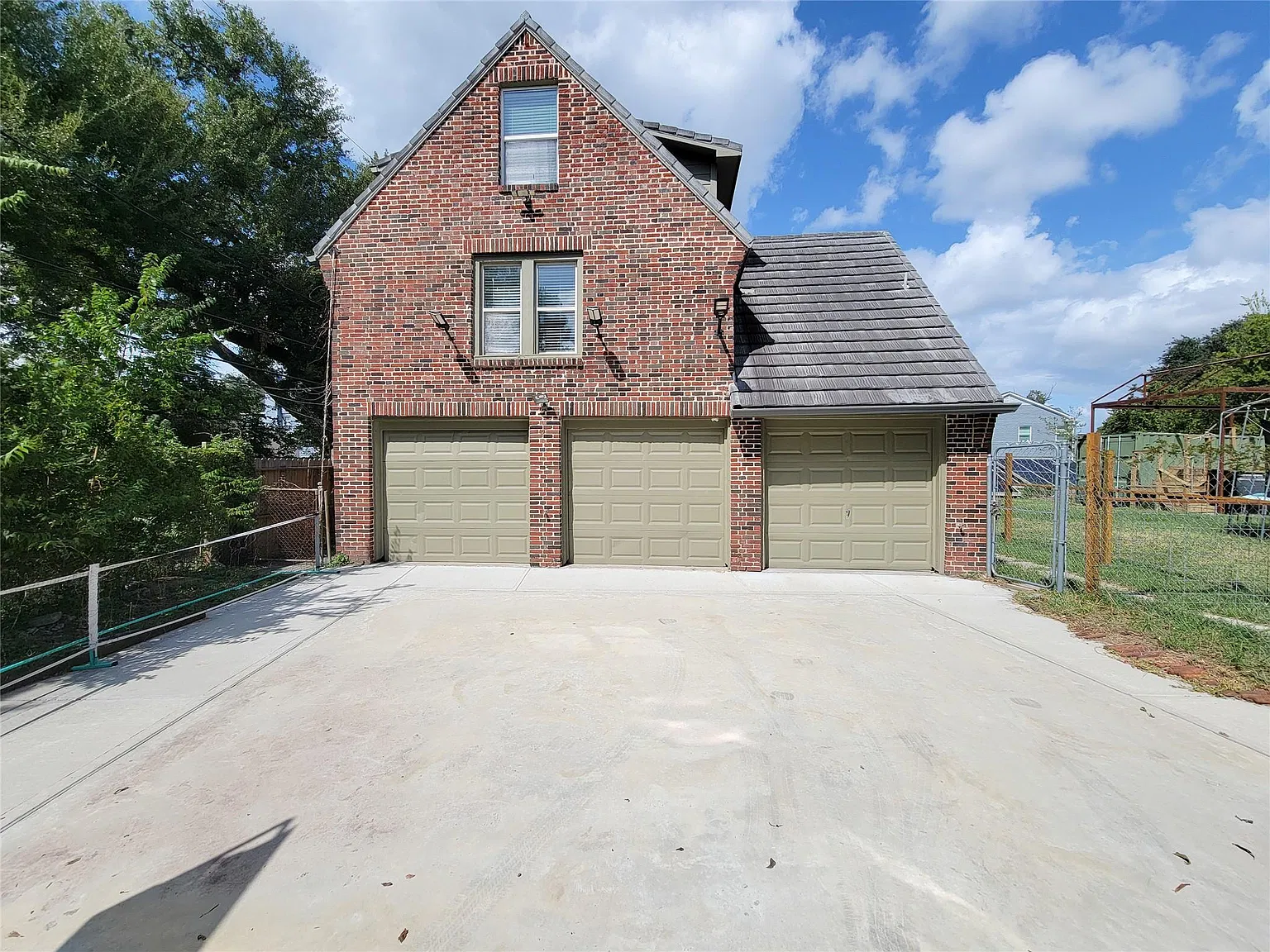 2 bed, 1.0 bath, 1856 sqft, $1,300 — Photo 1