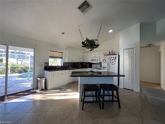 4th image of 1810 SW 36th Ter