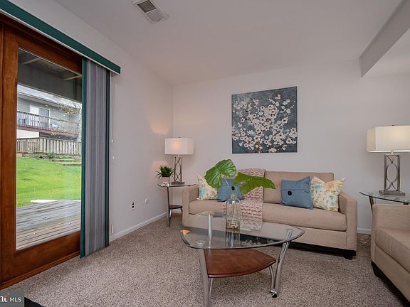 4th image of 3211 Emerald Pl