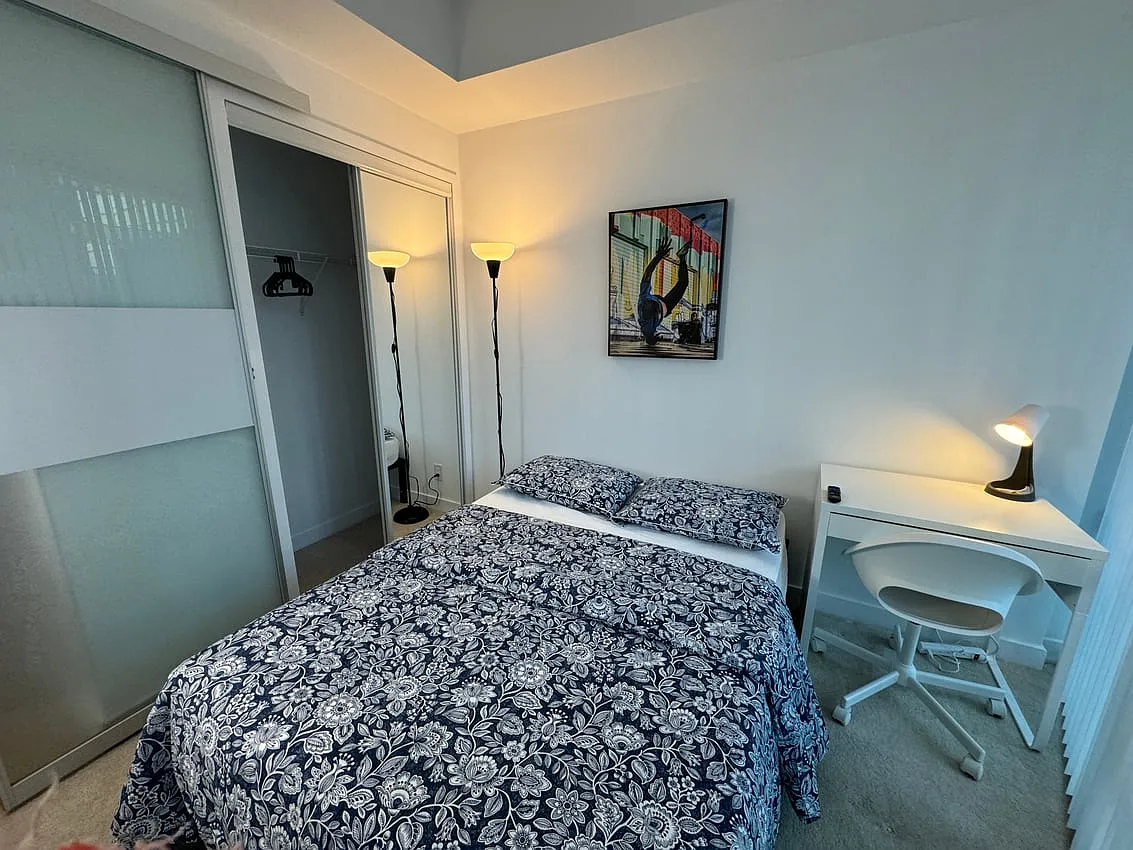 Deluxe Room - York St & Bremner Blvd — Photo 2