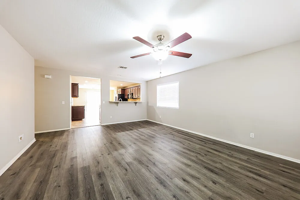 3 bed, 2.0 bath, 1401 sqft, $1,935 — Photo 3