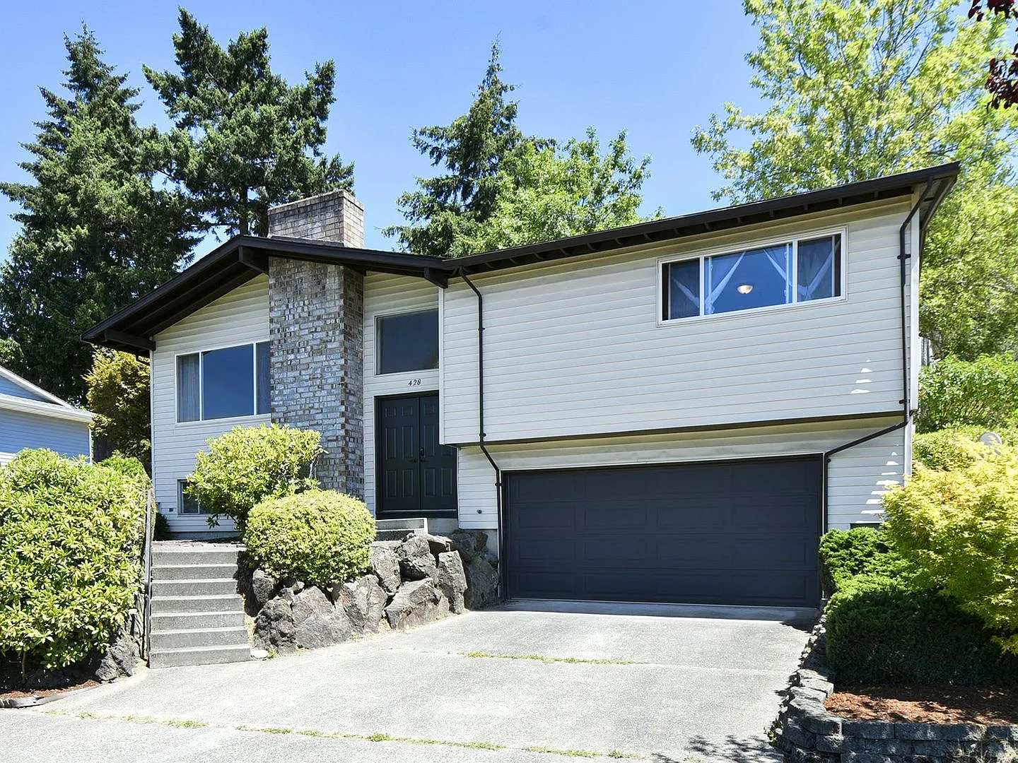 Spacious 3 Bedroom 2.25 Bath Home Renton Talbot Hill Area Available Now! — Photo 1