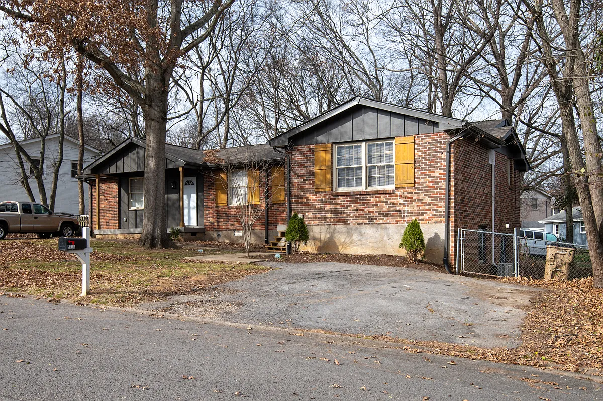 561 Singer Drive - B — Photo 1
