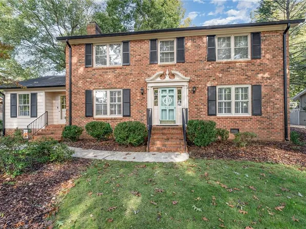 911 Fairgreen Rd, Greensboro, NC 27410