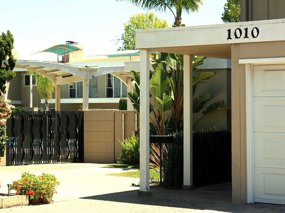 Corner Unit next to pool