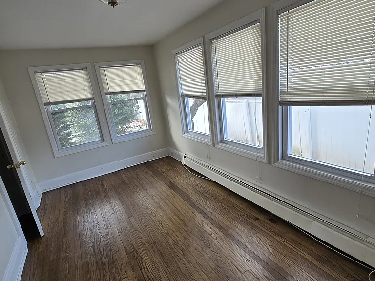 Locust Ave — Photo 14