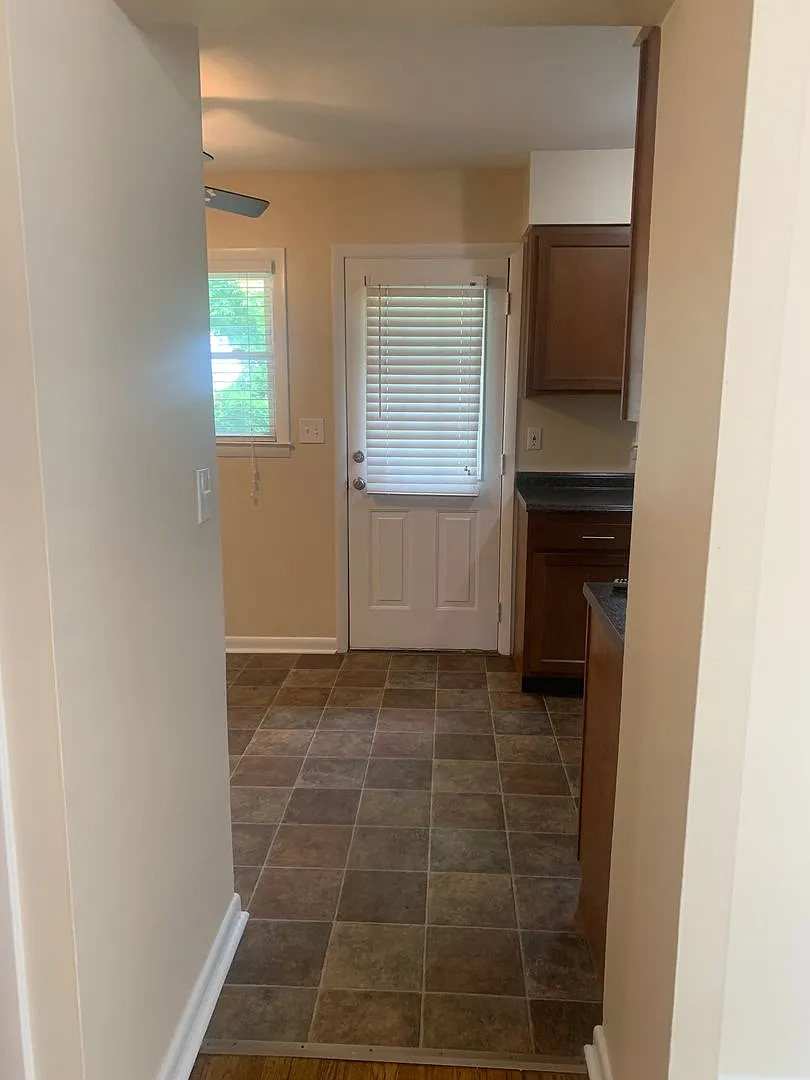 Renovated 3 Bedroom Home with fenced in back yard — Photo 4