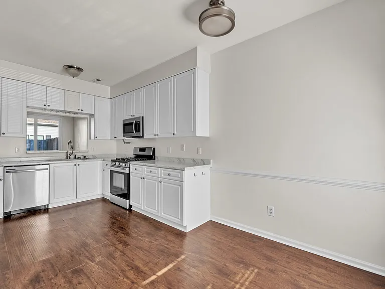 2322 Charing Cross Rd — Photo 6