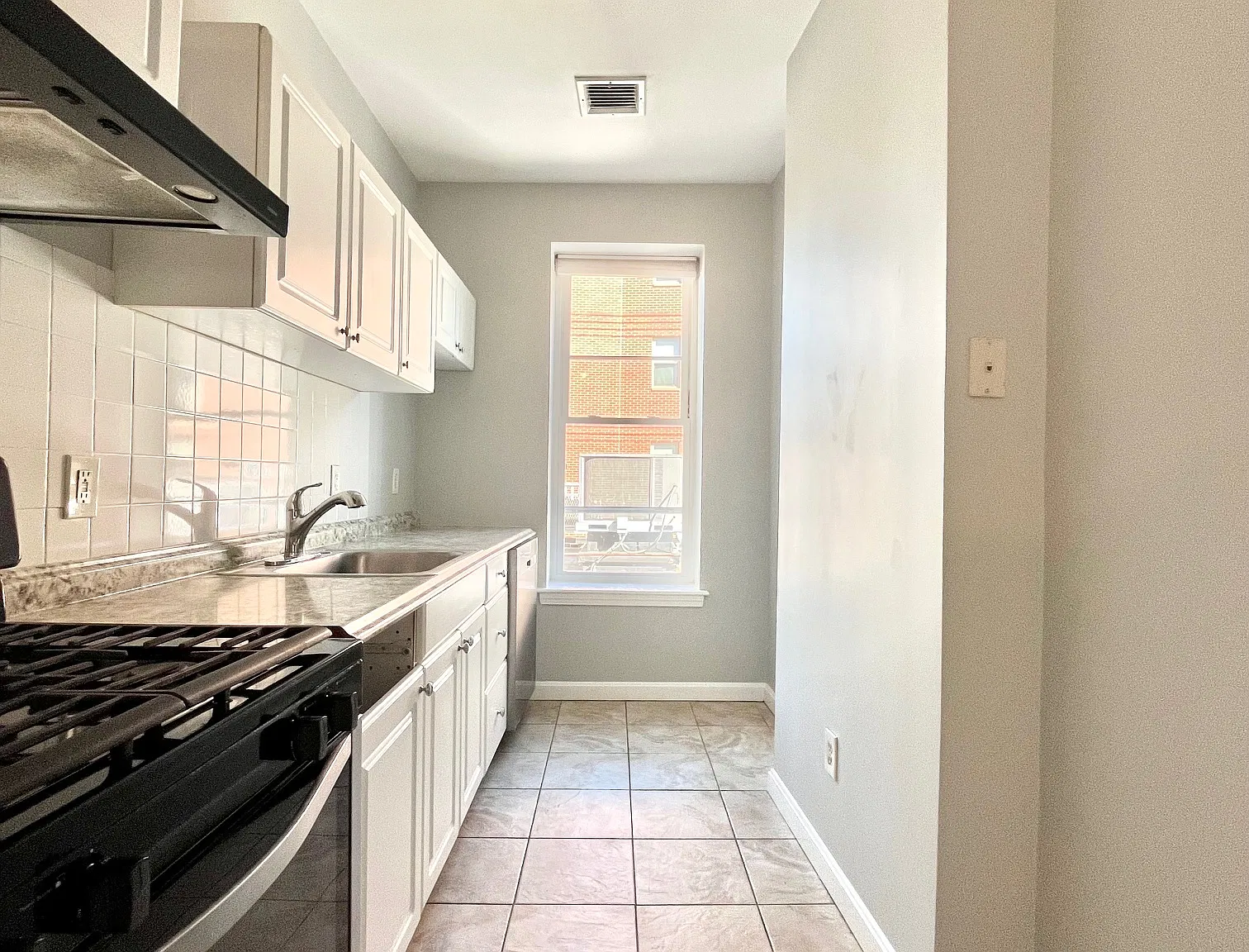 3 bed, 9999 sqft, $2,700 — Photo 4