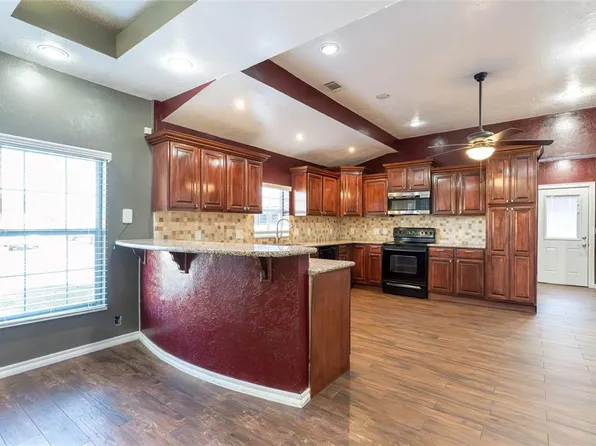 323 N 8th St, Clinton, OK 73601